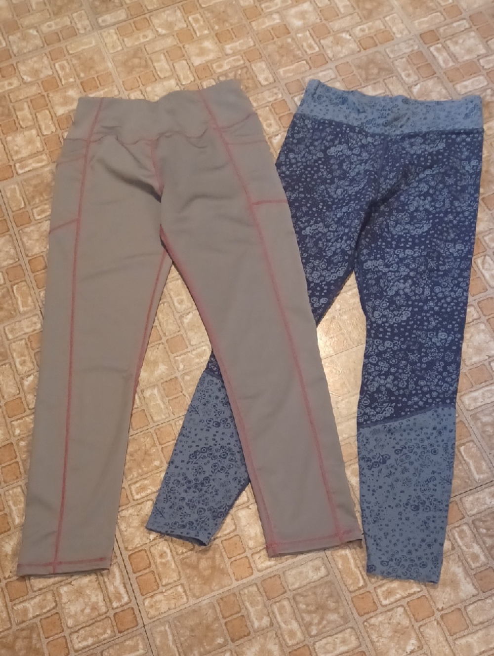 Pair of Women's Leggings - Gray with Pink Stitching & Navy Floral Size large